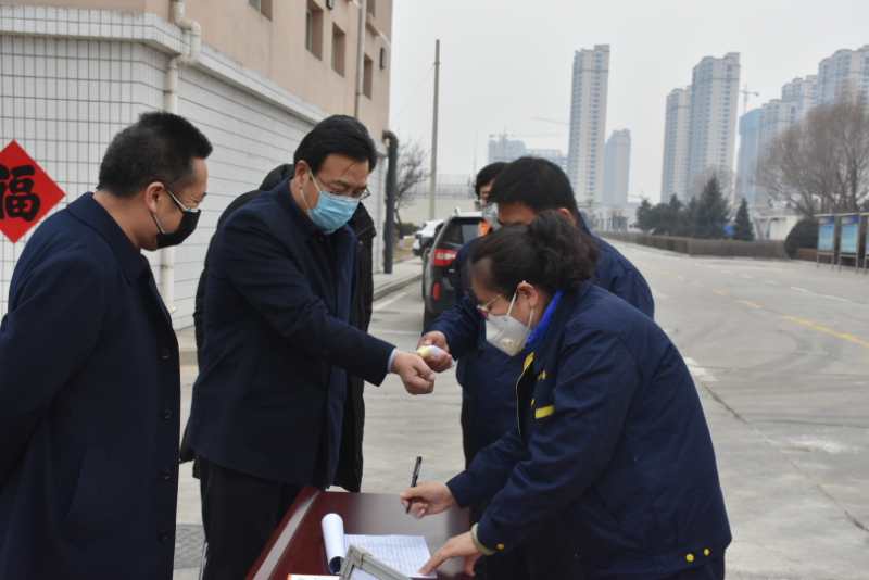 市城管局劉云飛局長一行蒞臨忻州市水務(wù)有限責(zé)任公司污水處理分公司檢查疫情防控及復(fù)工復(fù)產(chǎn)工作情況。.jpg