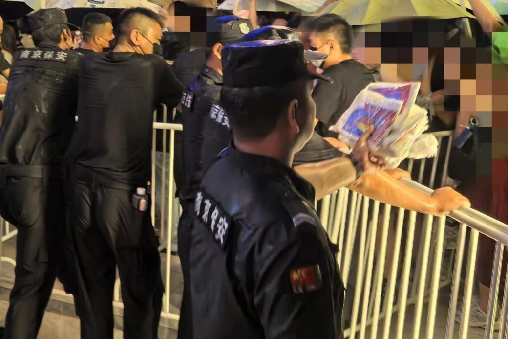 C:/Users/Administrator/Desktop/臺風“貝碧嘉”來襲，南京保安積極應對，“守”護萬家團圓！/11.jpg11