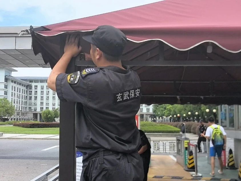 C:/Users/Administrator/Desktop/臺風“貝碧嘉”來襲，南京保安積極應對，“守”護萬家團圓！/6.jpg6