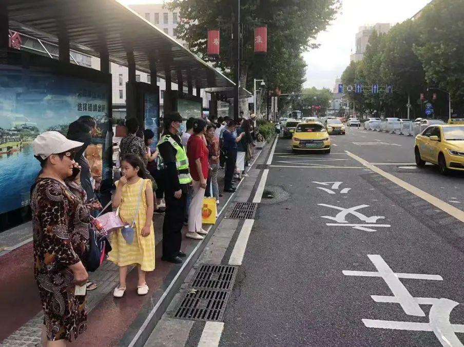 C:/Users/Administrator/Desktop/臺風“貝碧嘉”來襲，南京保安積極應對，“守”護萬家團圓！/2.jpg2