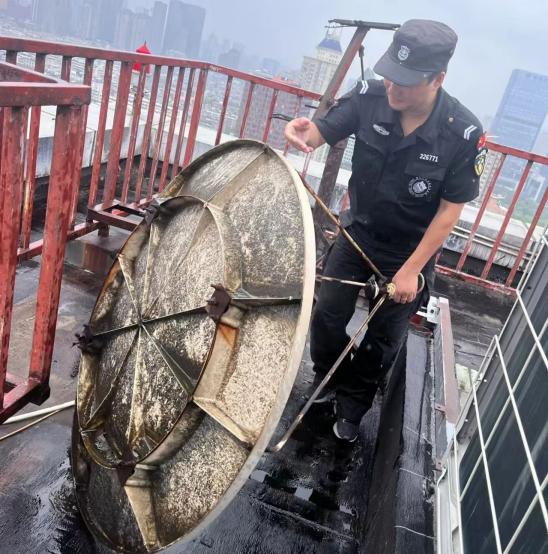 C:/Users/BA/Desktop/風(fēng)雨過(guò)后南京保安迅速行動(dòng)，恢復(fù)安“寧”面貌/11.jpg11