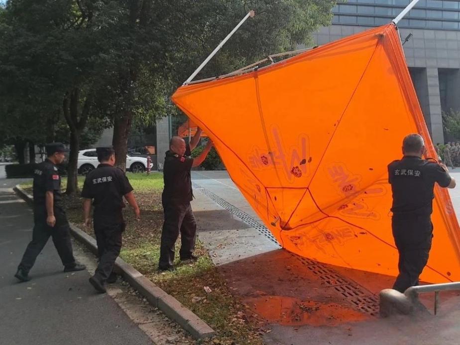 C:/Users/Administrator/Desktop/臺風“貝碧嘉”來襲，南京保安積極應對，“守”護萬家團圓！/3.jpg3