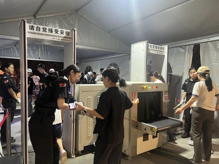 C:/Users/Administrator/Desktop/臺風“貝碧嘉”來襲，南京保安積極應對，“守”護萬家團圓！/9.jpg9