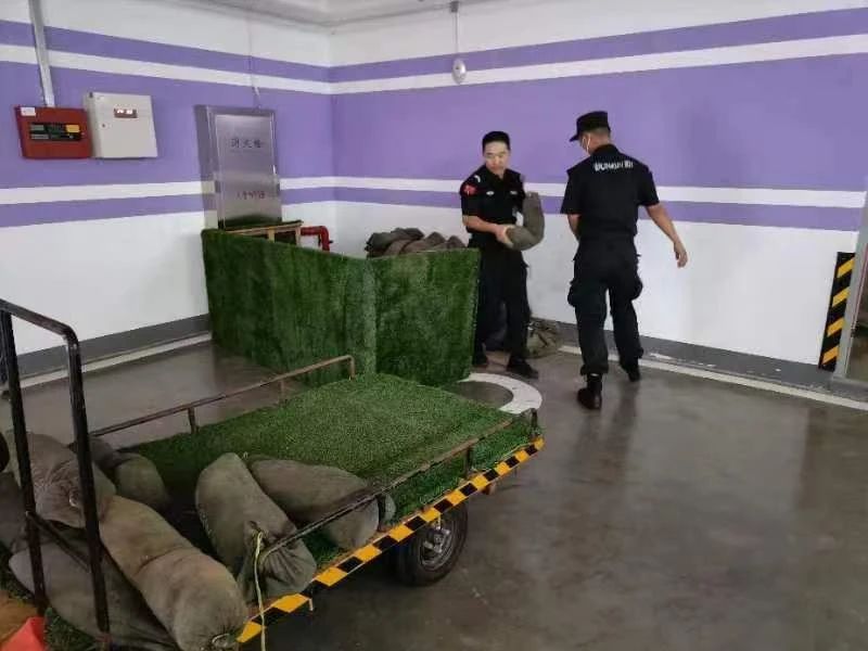 C:/Users/Administrator/Desktop/臺風“貝碧嘉”來襲，南京保安積極應對，“守”護萬家團圓！/5.jpg5